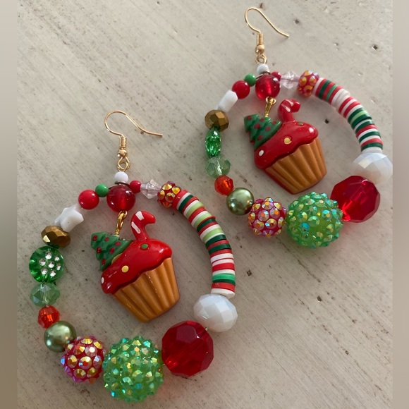 Holiday hunter green heart cupcake earrings Xmas sweets dessert bakers cake tree - Picture 2 of 3